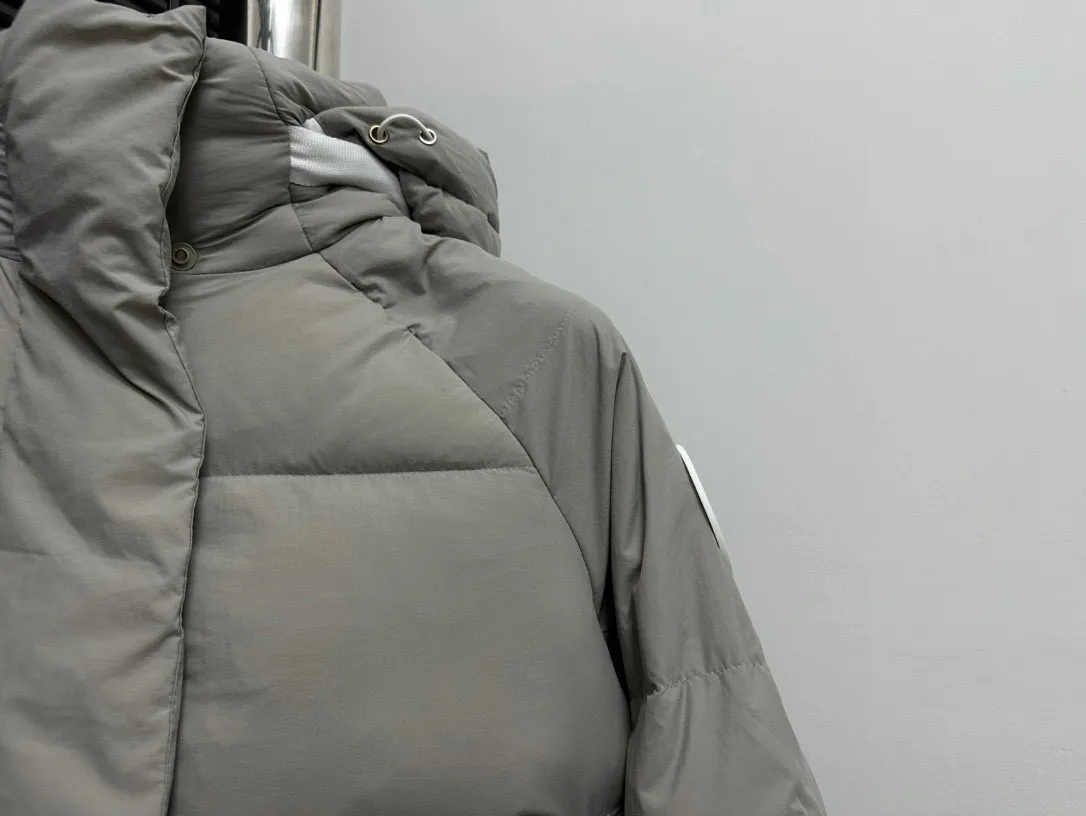 P780 【𝗖𝗔𝗡𝗔𝗗𝗔 𝗚𝗢𝗢𝗦𝗘】Capsule Series Macaron White Label Fabric: Made of soft EnduraLuxe fabric imported from DuPont, CORDURA, USA, which enhances the durability of easy-to-wear parts, is lightweight and durable; the liner is made of 400T anti-velvet gallbladder, which is comfortable, soft and non-velvet. : Equipped with a detachable hood, which can be adjusted in two directions, and is also filled with down, which brings greater softness and wrapping around the head and neck, and is full of warmth. This parka features white trim on the back and sides, and the hardware locks are all original and custom-made to match the muted fabric color. Goose label: The official website’s new series of silicone material labels, non-embroidery labels. Length: Fit hip-length. Size: XS-L